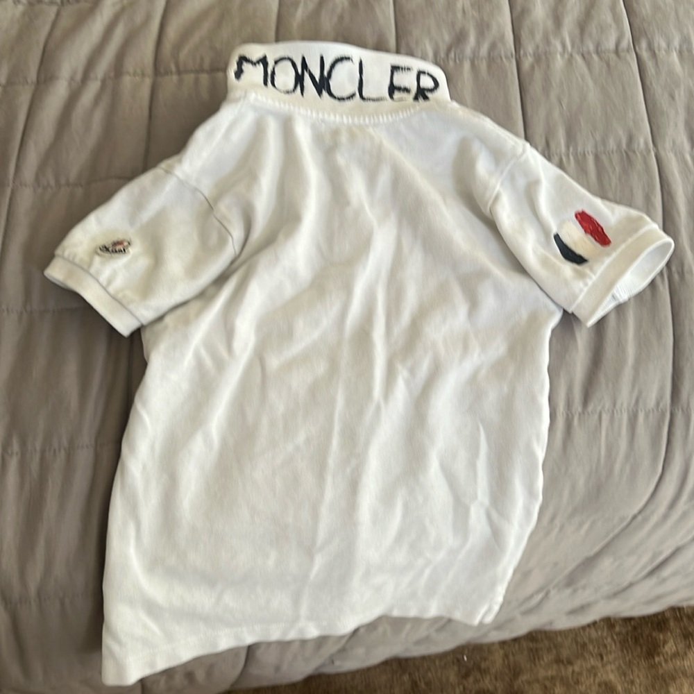 Moncler Boys fits size 3T